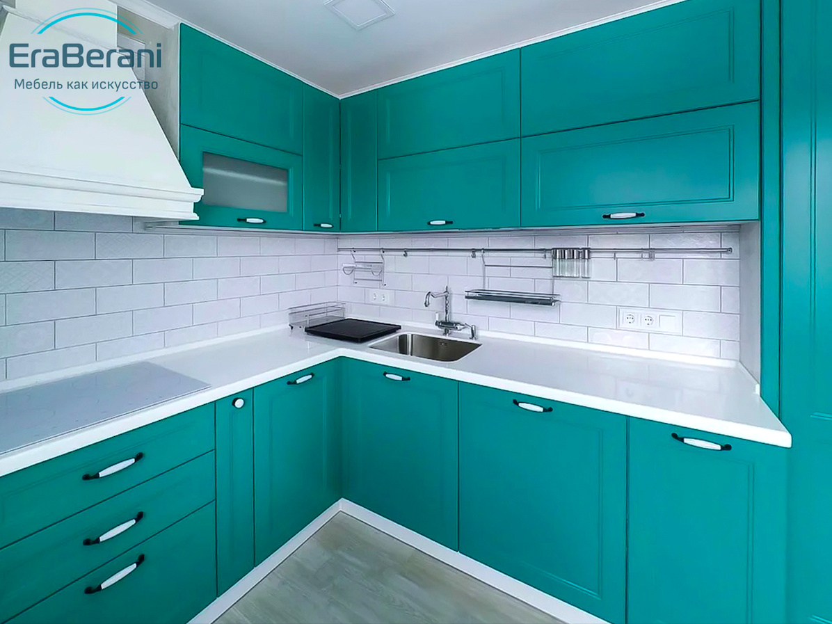 Кухонный гарнитур с фасадами в эмали 5018 бирюзово синий