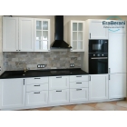 Белая кухня с чёрной столешницей в скандинавском стиле 3600